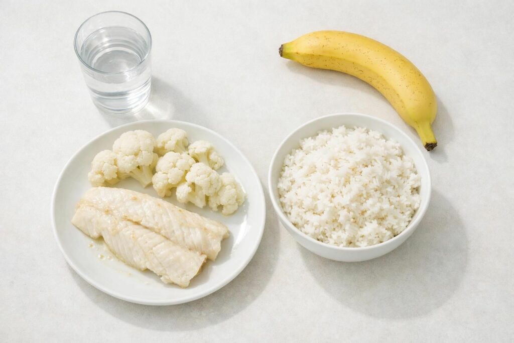 Assiette de « régime blanc » : poisson blanc, riz, chou-fleur et verre d'eau