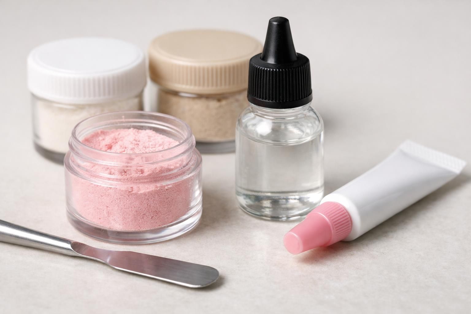 Boîte et contenu d'un kit de réparation de dentier acheté en pharmacie