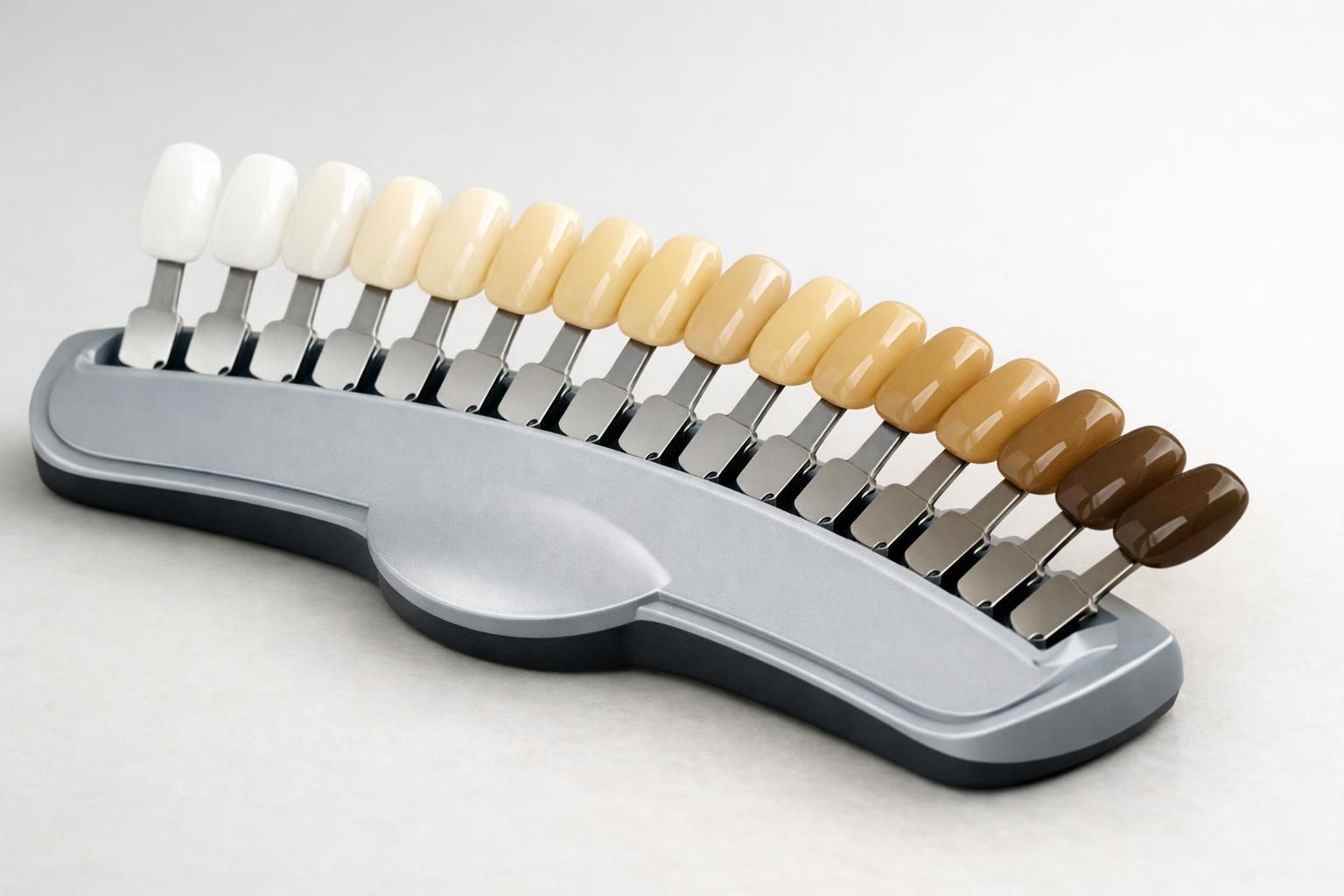 Différents types de taches sur les dents : brunes, jaunes, blanches et noires
